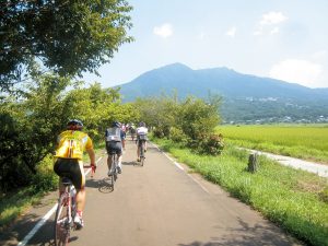 つくば霞ヶ浦りんりんロード。自転車で走る人々