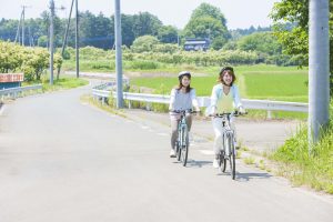 自転車で走る女性たち