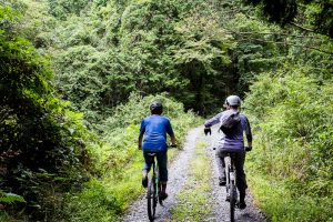 東筑波ハイキングコースでマウンテンバイクに乗る2人