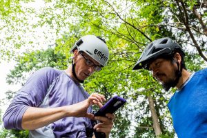 東筑波ハイキングコース。マウンテンバイクのヘルメットをかぶる2人