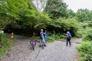 東筑波ハイキングコースにて、登山者同士で挨拶