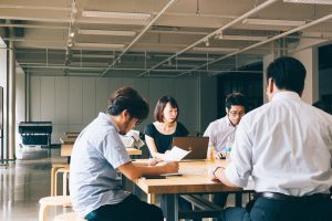 事業メンバーとミーティング中の菊池さん